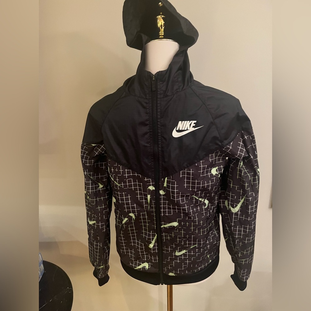 Nike Sportswear Windrunner Training Jacket Boys, Black/Green, Large